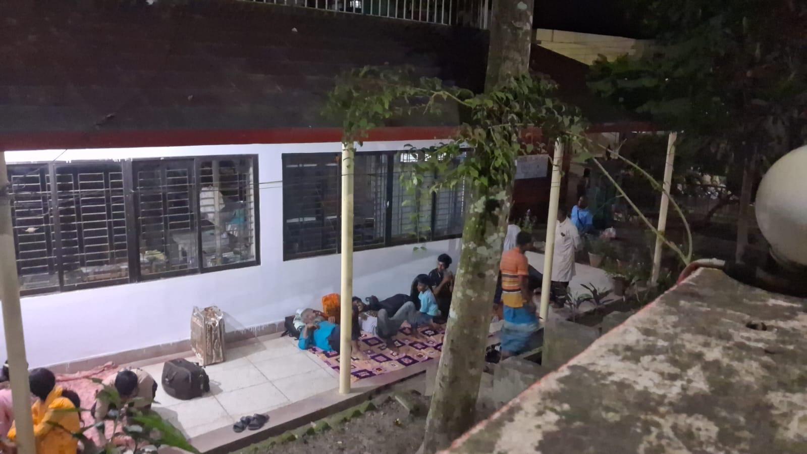 হোটেল-মোটেল পূর্ণ থাকায় পোস্ট অফিসের বারান্দায় রাত কাটাচ্ছেন দর্শনার্থীরা
